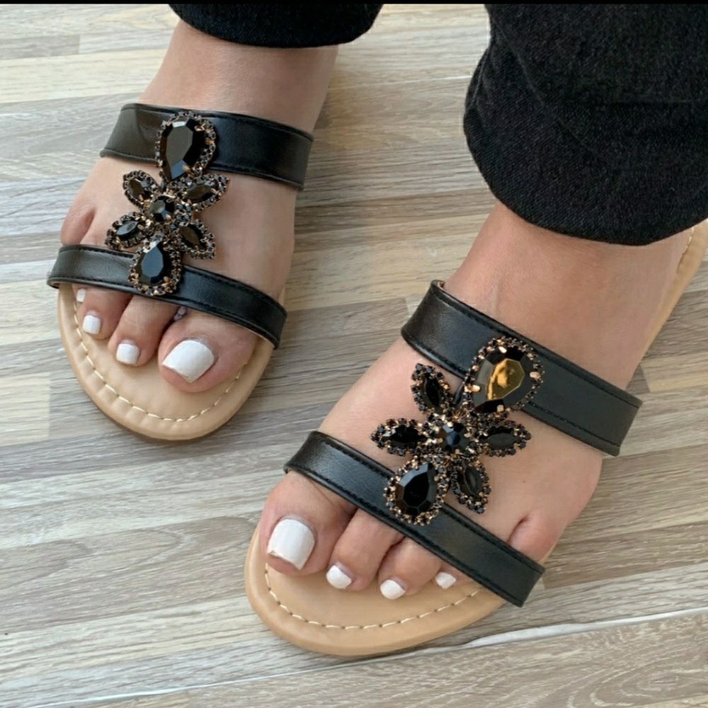 NEW BLACK SUPER CUTE TRENDING JEWELS SANDAL!
